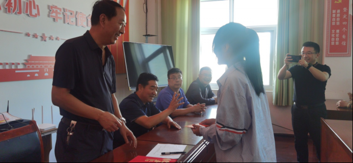 http://www.ernoti.com结对帮扶爱心水协—贫困生领取扶贫资金