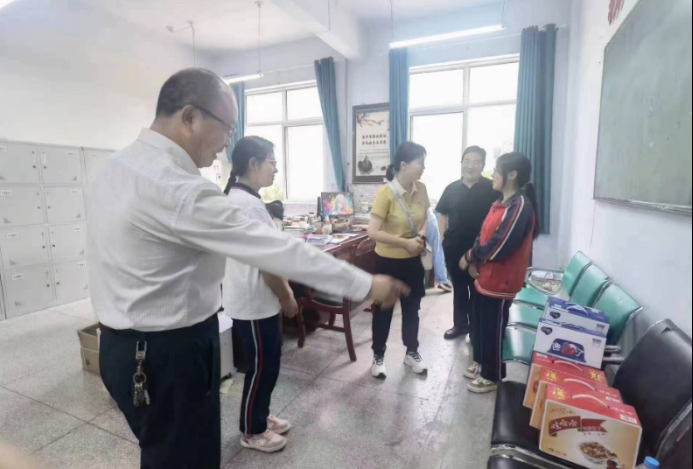 http://www.ernoti.com结对帮扶爱心水协—会员单位看望学生